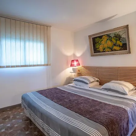 Provençale Proche De La Saint-Raphaël